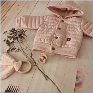 Kurtka pikowana na wiosnę, jesień dla małej dziewczynki. Różowa bejsbolówka z kapturem niemowlęca. Modna kurtka dla dziewczynki w kolorze brudnego różu.