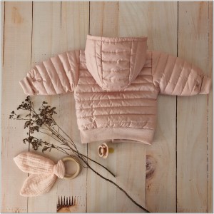 Kurtka pikowana na wiosnę, jesień dla małej dziewczynki. Różowa bejsbolówka z kapturem niemowlęca. Modna kurtka dla dziewczynki w kolorze brudnego różu.