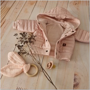 Kurtka pikowana na wiosnę, jesień dla małej dziewczynki. Różowa bejsbolówka z kapturem niemowlęca. Modna kurtka dla dziewczynki w kolorze brudnego różu.