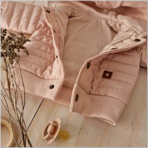 Kurtka pikowana na wiosnę, jesień dla małej dziewczynki. Różowa bejsbolówka z kapturem niemowlęca. Modna kurtka dla dziewczynki w kolorze brudnego różu.