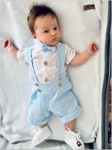 Komplet muślinowy na chrzest ze spodenkami na szelkach. Przewiewny komplet dla chłopczyk  na lato. Muślinowy zestaw: body, czapka, muszka i spodenki na szelkach.