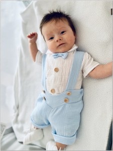 Komplet muślinowy na chrzest ze spodenkami na szelkach. Przewiewny komplet dla chłopczyk  na lato. Muślinowy zestaw: body, czapka, muszka i spodenki na szelkach.