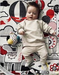 Modny komplet niemowlęcy z bluzą oversize. Zestaw z bluzą oversize+legginsy prążkowane. Beżowy uniwersalny komplet dla dziecka. Must have w garderobie dziecięcej.