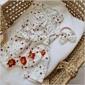 Zestaw na lato dla dziewczynki. Spodenki, body z krótkim rękawem i opaska na lato dla dziewczynki.  Bawełniany letni komplet dla niemowlaka.  Komplet na prezent dla dziewczynki.