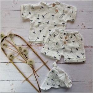 Zestaw na lato dla niemowlaka. Spodenki, koszulka z krótkim rękawem i czapeczka na lato dla dziecka.  Bawełniany letni komplet dla niemowlaka.  Komplet na prezent dla noworodka.