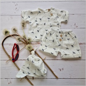 Zestaw na lato dla niemowlaka. Spodenki, koszulka z krótkim rękawem i czapeczka na lato dla dziecka.  Bawełniany letni komplet dla niemowlaka.  Komplet na prezent dla noworodka.