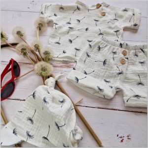 Zestaw na lato dla niemowlaka. Spodenki, koszulka z krótkim rękawem i czapeczka na lato dla dziecka.  Bawełniany letni komplet dla niemowlaka.  Komplet na prezent dla noworodka.