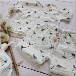 Zestaw na lato dla niemowlaka. Spodenki, koszulka z krótkim rękawem i czapeczka na lato dla dziecka.  Bawełniany letni komplet dla niemowlaka.  Komplet na prezent dla noworodka.