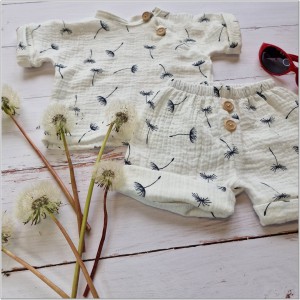 Zestaw na lato dla niemowlaka. Spodenki, koszulka z krótkim rękawem i czapeczka na lato dla dziecka.  Bawełniany letni komplet dla niemowlaka.  Komplet na prezent dla noworodka.