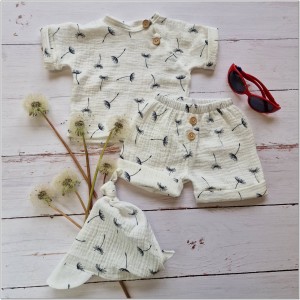 Zestaw na lato dla niemowlaka. Spodenki, koszulka z krótkim rękawem i czapeczka na lato dla dziecka.  Bawełniany letni komplet dla niemowlaka.  Komplet na prezent dla noworodka.