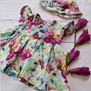 Muślinowa sukienka niemowlęca na lato. Przewiewna dziewczęca sukienka z krótkim rękawem. Sukienka z kapeluszem  dla niemowlaka. Kwiecista  sukienka muślinowa dla małej dziewczynki.