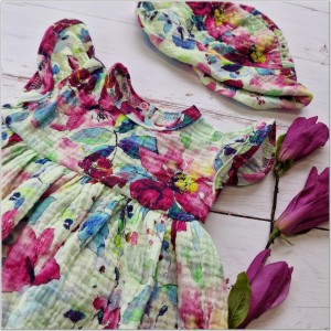 Muślinowa sukienka niemowlęca na lato. Przewiewna dziewczęca sukienka z krótkim rękawem. Sukienka z kapeluszem  dla niemowlaka. Kwiecista  sukienka muślinowa dla małej dziewczynki.