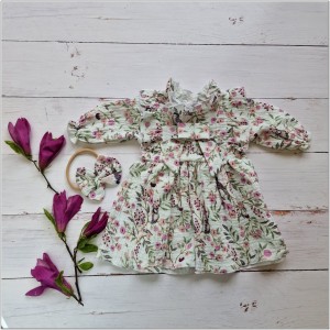 Muślinowa sukienka niemowlęca . Przewiewna dziewczęca sukienka z długim rękawem. Sukienka z opaską  dla niemowlaka. Kwiecista sukienka muślinowa dla małej dziewczynki.