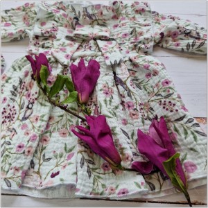 Muślinowa sukienka niemowlęca . Przewiewna dziewczęca sukienka z długim rękawem. Sukienka z opaską  dla niemowlaka. Kwiecista sukienka muślinowa dla małej dziewczynki.