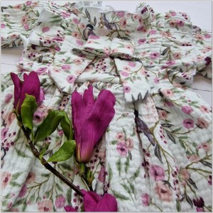 Muślinowa sukienka niemowlęca . Przewiewna dziewczęca sukienka z długim rękawem. Sukienka z opaską  dla niemowlaka. Kwiecista sukienka muślinowa dla małej dziewczynki.