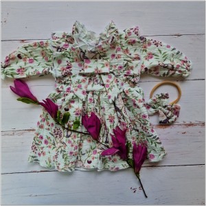 Muślinowa sukienka niemowlęca . Przewiewna dziewczęca sukienka z długim rękawem. Sukienka z opaską  dla niemowlaka. Kwiecista sukienka muślinowa dla małej dziewczynki.