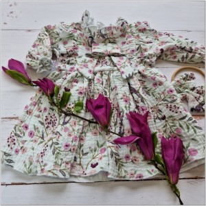 Muślinowa sukienka niemowlęca . Przewiewna dziewczęca sukienka z długim rękawem. Sukienka z opaską  dla niemowlaka. Kwiecista sukienka muślinowa dla małej dziewczynki.