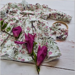 Muślinowa sukienka niemowlęca . Przewiewna dziewczęca sukienka z długim rękawem. Sukienka z opaską  dla niemowlaka. Kwiecista sukienka muślinowa dla małej dziewczynki.