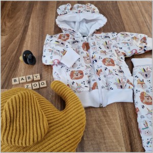 Komplet ortalionowy dla niemowlaka: kurtka + spodnie. Zestaw na wiosnę i jesień dla niemowlaka  w zwierzątka. Unikatowy komplet niemowlęcy na chłodne dni.