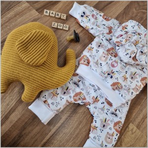 Komplet ortalionowy dla niemowlaka: kurtka + spodnie. Zestaw na wiosnę i jesień dla niemowlaka  w zwierzątka. Unikatowy komplet niemowlęcy na chłodne dni.