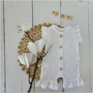 Muślinowy rampers niemowlęcy dla dziewczynki. Przewiewny dziewczęcy rampers z falbankami.  Rampers muślinowy w kolorze  białym dla małej dziewczynki.
