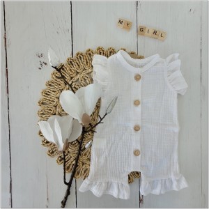 Muślinowy rampers niemowlęcy dla dziewczynki. Przewiewny dziewczęcy rampers z falbankami.  Rampers muślinowy w kolorze  białym dla małej dziewczynki.