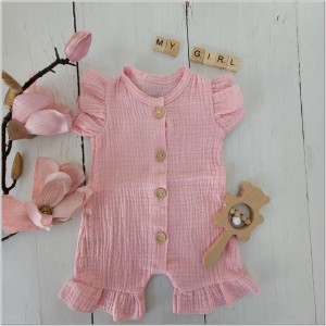 Muślinowy rampers niemowlęcy dla dziewczynki. Przewiewny dziewczęcy rampers z falbankami.  Rampers muślinowy w kolorze  różu dla małej dziewczynki.
