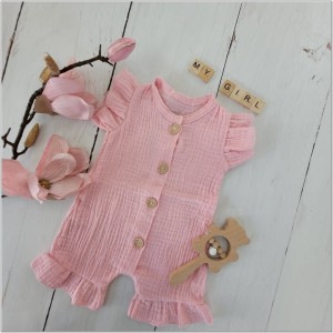 Muślinowy rampers niemowlęcy dla dziewczynki. Przewiewny dziewczęcy rampers z falbankami.  Rampers muślinowy w kolorze  różu dla małej dziewczynki.