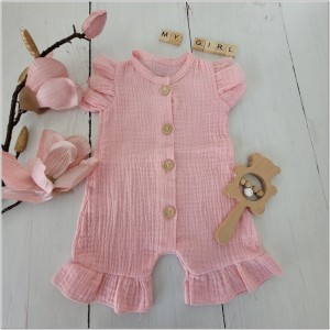 Muślinowy rampers niemowlęcy dla dziewczynki. Przewiewny dziewczęcy rampers z falbankami.  Rampers muślinowy w kolorze  różu dla małej dziewczynki.