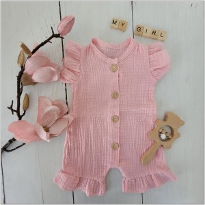 Muślinowy rampers niemowlęcy dla dziewczynki. Przewiewny dziewczęcy rampers z falbankami.  Rampers muślinowy w kolorze  różu dla małej dziewczynki.