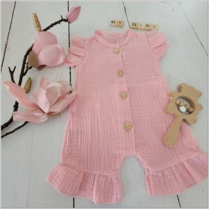 Muślinowy rampers niemowlęcy dla dziewczynki. Przewiewny dziewczęcy rampers z falbankami.  Rampers muślinowy w kolorze  różu dla małej dziewczynki.