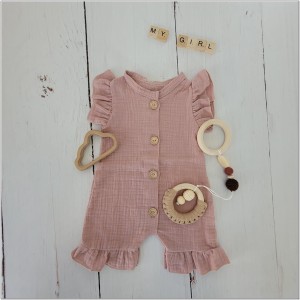 Muślinowy rampers niemowlęcy dla dziewczynki. Przewiewny dziewczęcy rampers z falbankami.  Rampers muślinowy w kolorze brudnego różu dla małej dziewczynki.