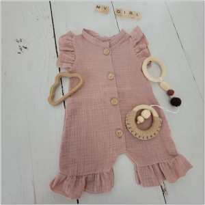 Muślinowy rampers niemowlęcy dla dziewczynki. Przewiewny dziewczęcy rampers z falbankami.  Rampers muślinowy w kolorze brudnego różu dla małej dziewczynki.