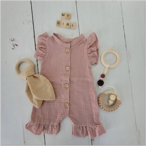 Muślinowy rampers niemowlęcy dla dziewczynki. Przewiewny dziewczęcy rampers z falbankami.  Rampers muślinowy w kolorze brudnego różu dla małej dziewczynki.