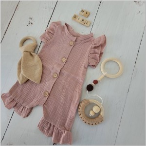 Muślinowy rampers niemowlęcy dla dziewczynki. Przewiewny dziewczęcy rampers z falbankami.  Rampers muślinowy w kolorze brudnego różu dla małej dziewczynki.