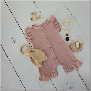 Muślinowy rampers niemowlęcy dla dziewczynki. Przewiewny dziewczęcy rampers z falbankami.  Rampers muślinowy w kolorze brudnego różu dla małej dziewczynki.