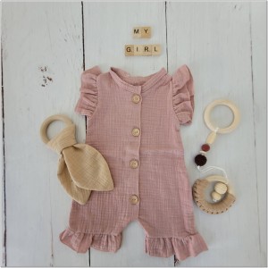 Muślinowy rampers niemowlęcy dla dziewczynki. Przewiewny dziewczęcy rampers z falbankami.  Rampers muślinowy w kolorze brudnego różu dla małej dziewczynki.