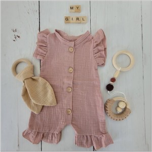 Muślinowy rampers niemowlęcy dla dziewczynki. Przewiewny dziewczęcy rampers z falbankami.  Rampers muślinowy w kolorze brudnego różu dla małej dziewczynki.