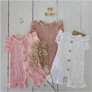 Muślinowy rampers niemowlęcy dla dziewczynki. Przewiewny dziewczęcy rampers z falbankami.  Rampers muślinowy w kolorze brudnego różu dla małej dziewczynki.