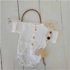Muślinowe body niemowlęce e stójką. Przewiewne body z długim rękawem. Body  dla niemowlaka. Białe body muślinowe dla niemowlaka. Eleganckie body niemowlęce dla chłopczyka na chrzest, wesele, święta.