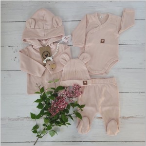 Bawełniana kompletna wyprawka na wyjście ze szpitala. Zestaw niemowlęcy: bluza, półśpiochy, czapka i body z długim rękawem.  Różowa bawełniana wyprawka dla noworodka. Prążkowana kompletna wyprawka dla noworodka.