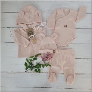 Bawełniana kompletna wyprawka na wyjście ze szpitala. Zestaw niemowlęcy: bluza, półśpiochy, czapka i body z długim rękawem.  Różowa bawełniana wyprawka dla noworodka. Prążkowana kompletna wyprawka dla noworodka.