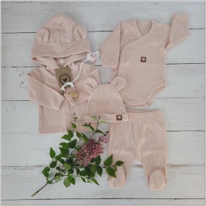 Bawełniana kompletna wyprawka na wyjście ze szpitala. Zestaw niemowlęcy: bluza, półśpiochy, czapka i body z długim rękawem.  Różowa bawełniana wyprawka dla noworodka. Prążkowana kompletna wyprawka dla noworodka.