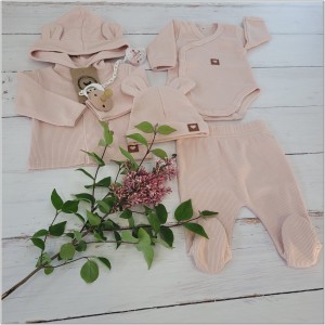 Bawełniana kompletna wyprawka na wyjście ze szpitala. Zestaw niemowlęcy: bluza, półśpiochy, czapka i body z długim rękawem.  Różowa bawełniana wyprawka dla noworodka. Prążkowana kompletna wyprawka dla noworodka.