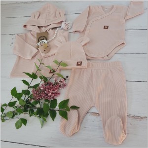Bawełniana kompletna wyprawka na wyjście ze szpitala. Zestaw niemowlęcy: bluza, półśpiochy, czapka i body z długim rękawem.  Różowa bawełniana wyprawka dla noworodka. Prążkowana kompletna wyprawka dla noworodka.