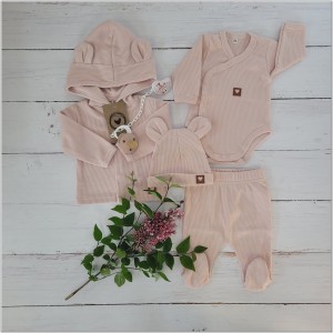 Bawełniana kompletna wyprawka na wyjście ze szpitala. Zestaw niemowlęcy: bluza, półśpiochy, czapka i body z długim rękawem.  Różowa bawełniana wyprawka dla noworodka. Prążkowana kompletna wyprawka dla noworodka.