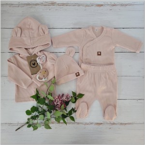Bawełniana kompletna wyprawka na wyjście ze szpitala. Zestaw niemowlęcy: bluza, półśpiochy, czapka i body z długim rękawem.  Różowa bawełniana wyprawka dla noworodka. Prążkowana kompletna wyprawka dla noworodka.