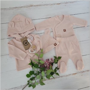 Bawełniana kompletna wyprawka na wyjście ze szpitala. Zestaw niemowlęcy: bluza, półśpiochy, czapka i body z długim rękawem.  Różowa bawełniana wyprawka dla noworodka. Prążkowana kompletna wyprawka dla noworodka.