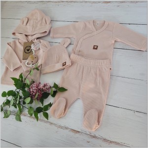 Bawełniana kompletna wyprawka na wyjście ze szpitala. Zestaw niemowlęcy: bluza, półśpiochy, czapka i body z długim rękawem.  Różowa bawełniana wyprawka dla noworodka. Prążkowana kompletna wyprawka dla noworodka.
