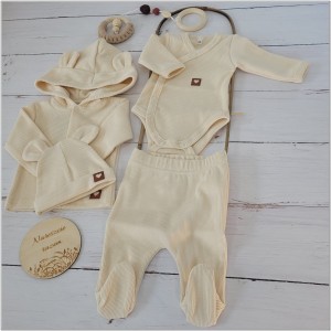 Bawełniana kompletna wyprawka na wyjście ze szpitala. Zestaw niemowlęcy: bluza, półśpiochy, czapka i body z długim rękawem.  Beżowa bawełniana wyprawka dla noworodka. Prążkowana kompletna wyprawka dla noworodka.